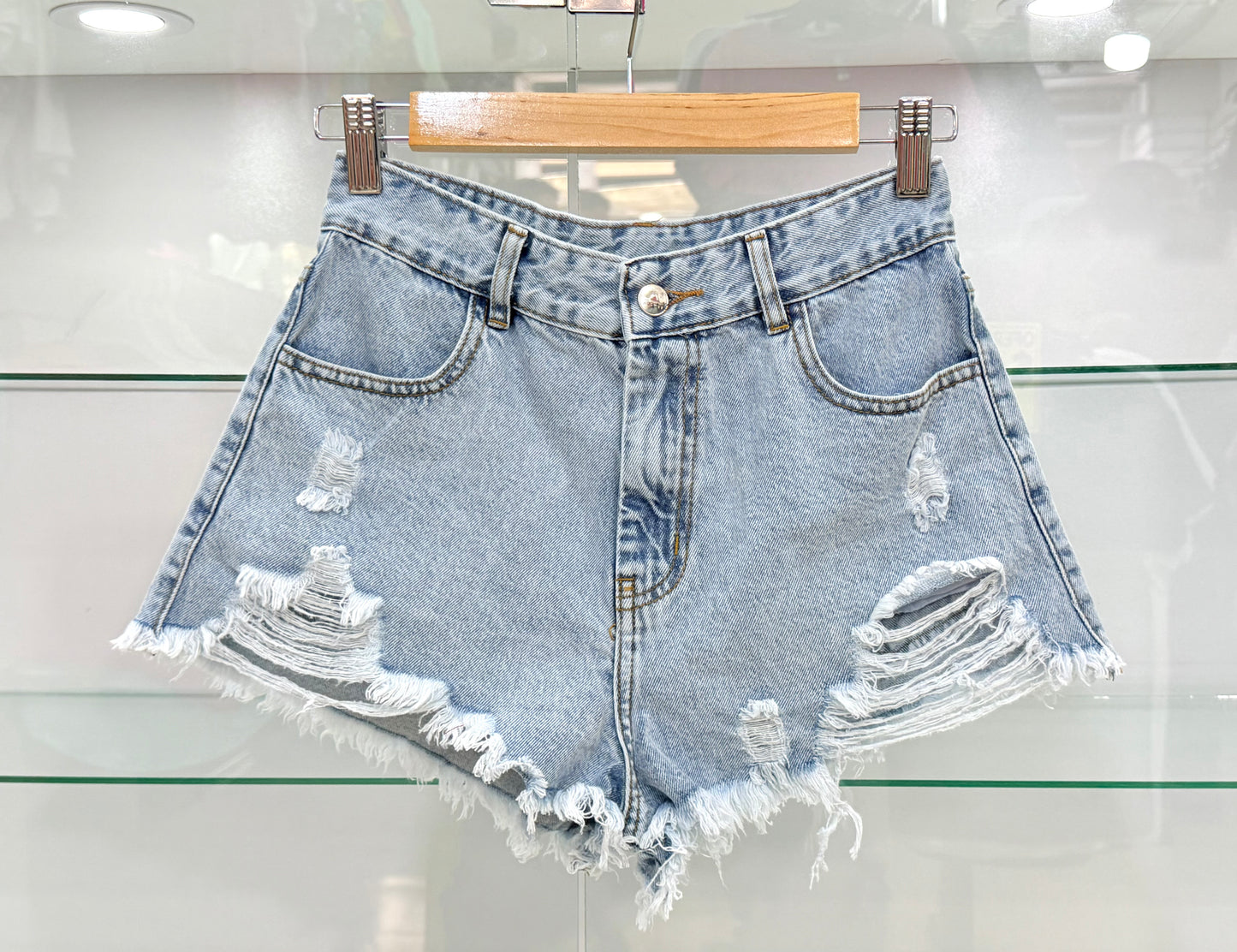 SHORT DESILACHADO RÍGIDO/ TONO DEGRADADO CON HUECO