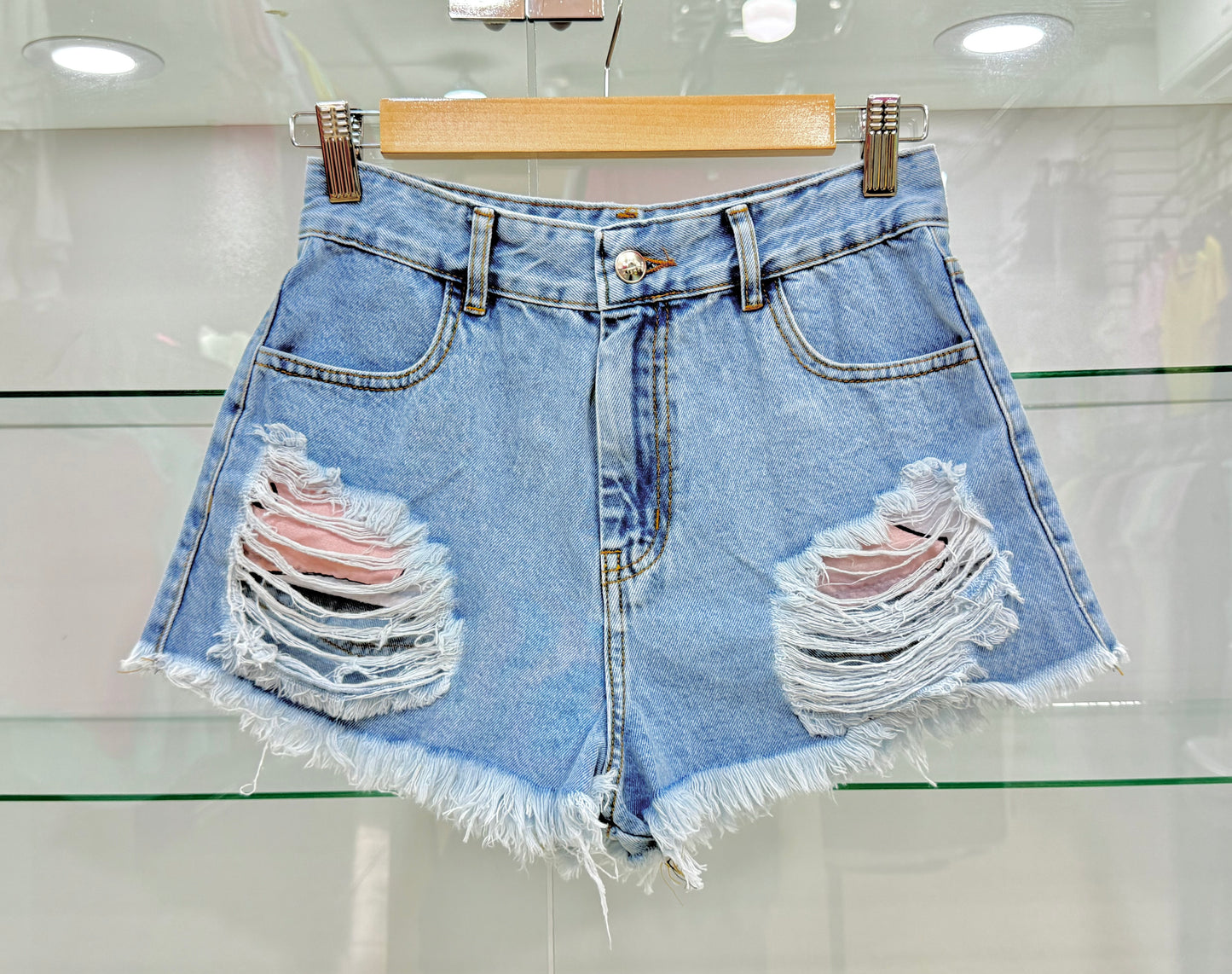 SHORT DESILACHADO RÍGIDO/ TONO CELESTE CON HUECO