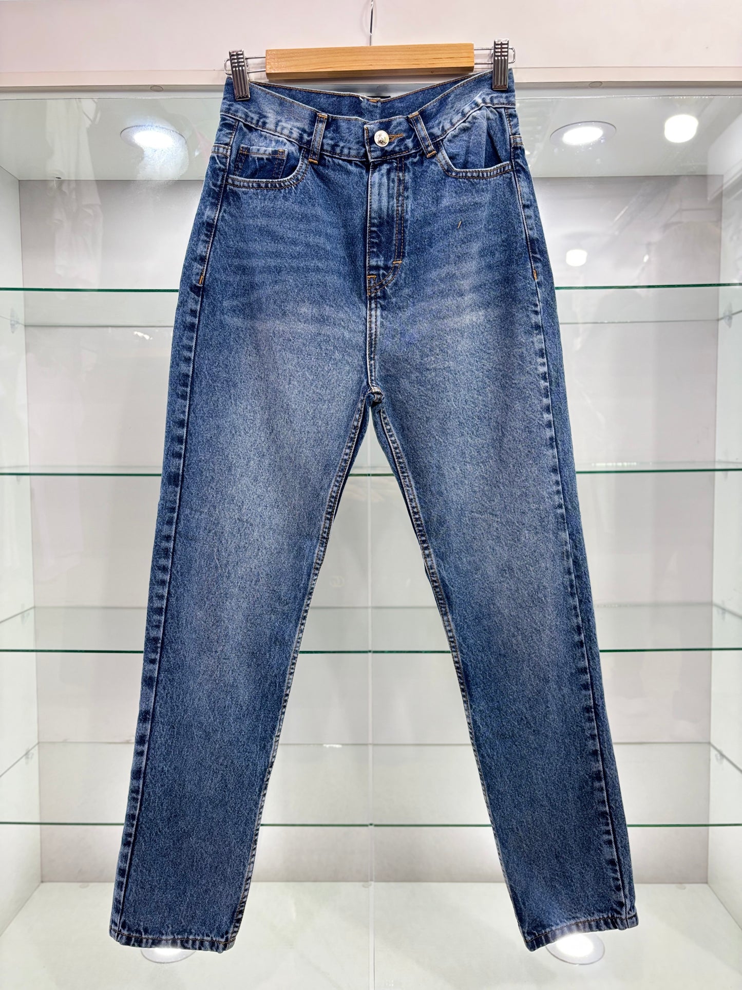 MOM JEANS RÍGIDO / AZUL CON BIGOTE