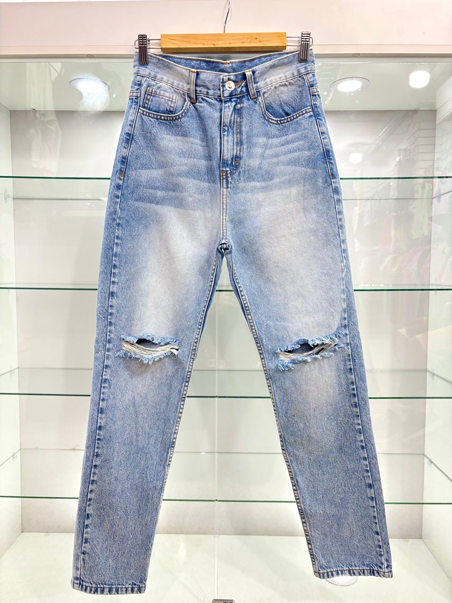 MOM JEANS RÍGIDO / CELESTE CON HUECO