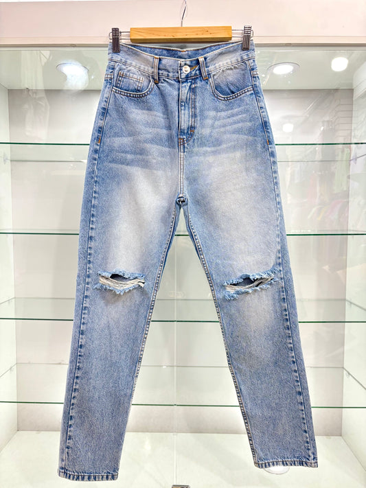 MOM JEANS RÍGIDO / CELESTE CON HUECO